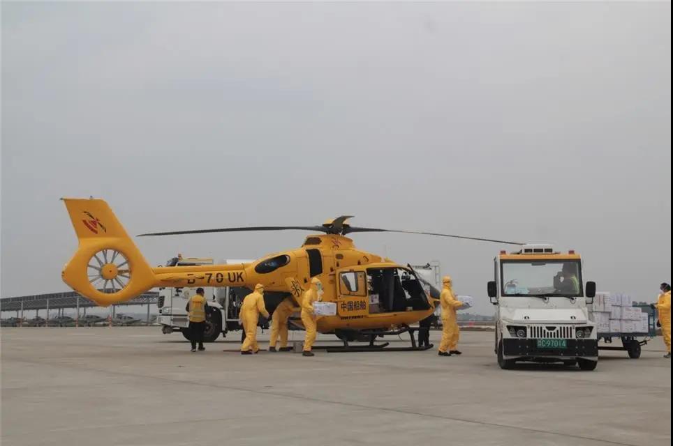 中國船舶航空救援飛行隊正在轉(zhuǎn)運(yùn)物資